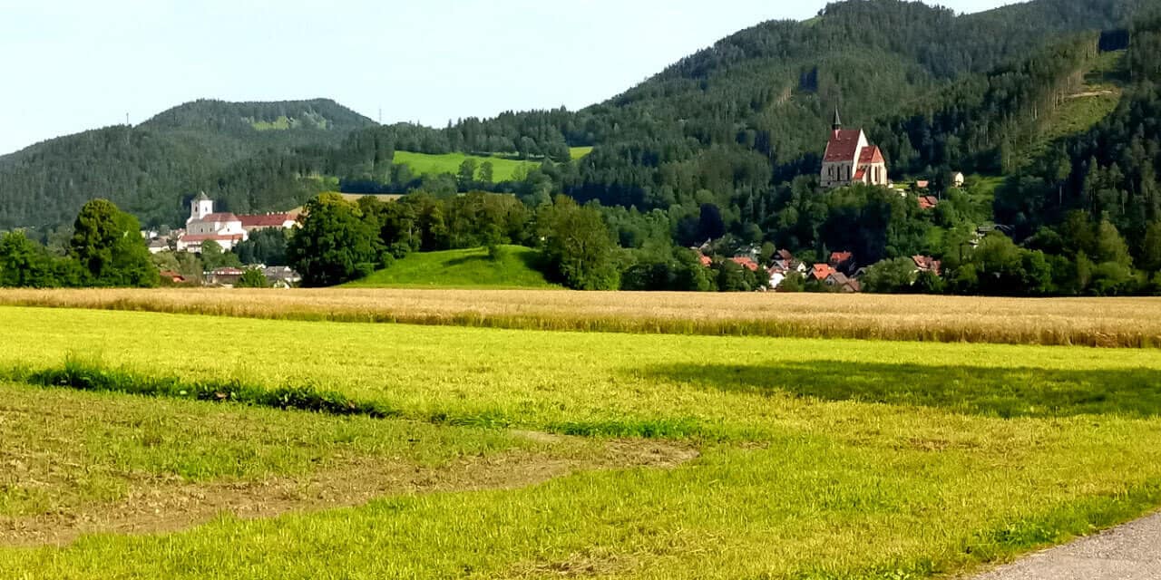 Der Teufelshügel und die zwei Kirchen am Berg