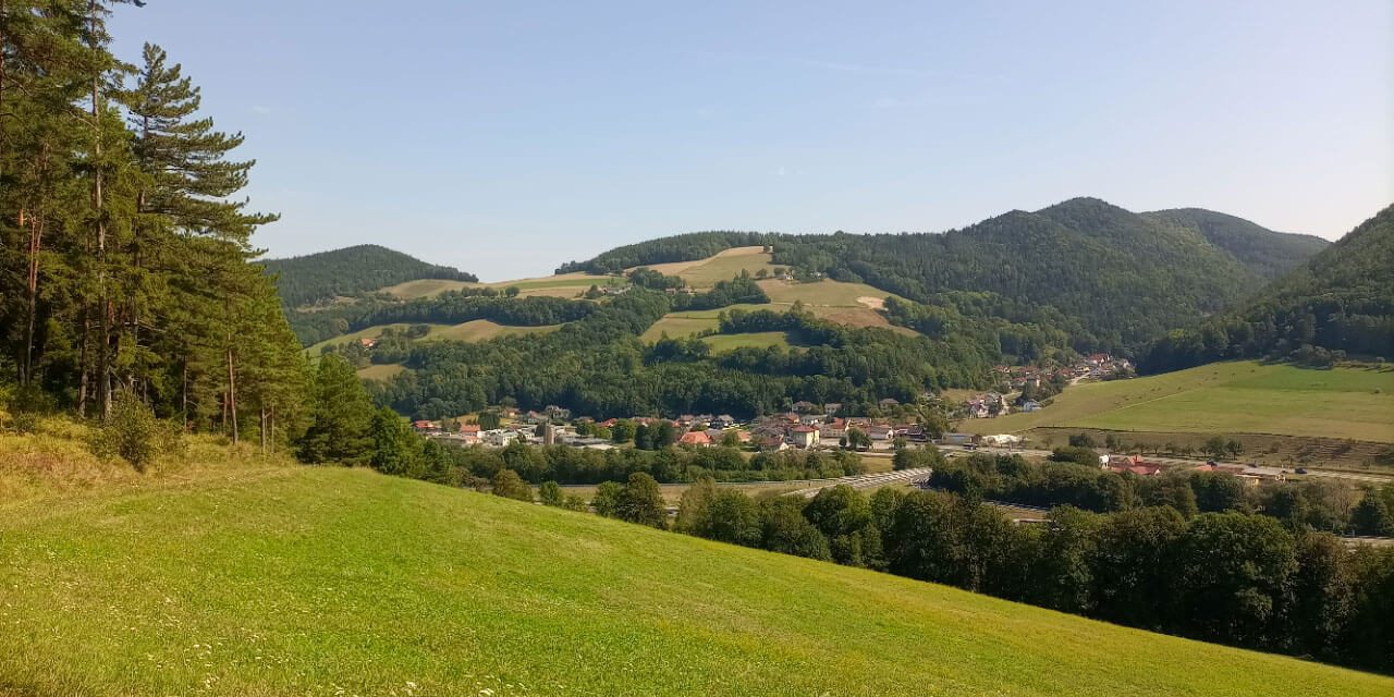 Abseits der Trampelpfade auf die sinkende Burg