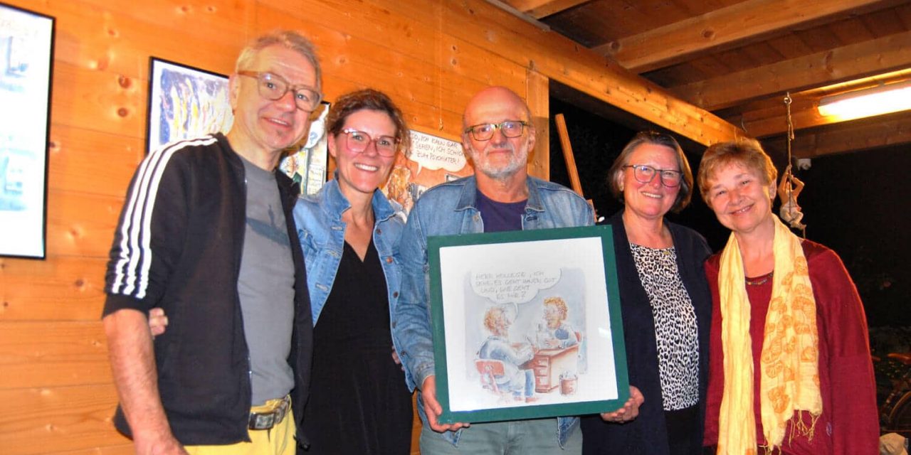 Absichtsloses Gartenfest mit Cartoon-Ausstellung