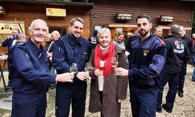 Feuerwehr lockte mit Sturm an den Teich